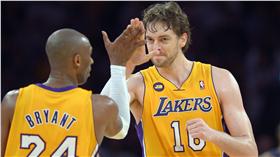 KOBE和GASOL好交情（圖／美聯社／達志影像）