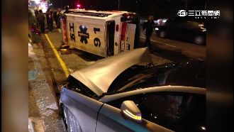 賓士車疑搶闖黃燈　攔腰撞翻救護車