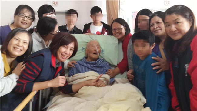 畢生積蓄助遺孤　「孫子們」含淚送別