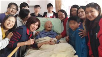 畢生積蓄助遺孤　「孫子們」含淚送別