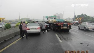 國道聯結車撞車急閃　五車追撞兩傷