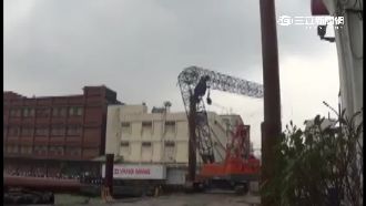 影／吊車鋼臂突斷裂　工人驚嚇奔逃