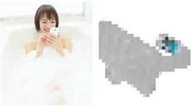 泡澡玩手機-圖／翻攝自《每日郵報》