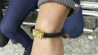 獨／手鍊「泰」幸運？毒蟲嗆警不准摸
