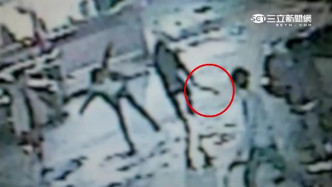 停車糾紛爆衝突　雙方撂人揮刀亂鬥