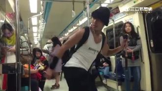 車廂是我的練舞室！男扭腰擺臀超有戲