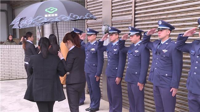 殉職飛官回國　空軍司令軍禮迎接