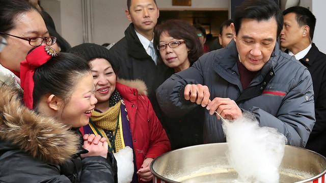 為寒士夾菜　馬英九：政府做的還不夠