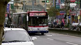 把提醒誤認挑釁　醉男竟攻擊公車司機