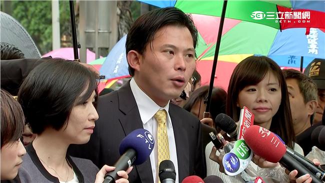 昔衝入立院今走紅毯　黃國昌攜女報到