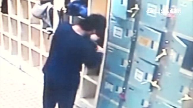 小偷佯裝泳客　偷走高中生1600元