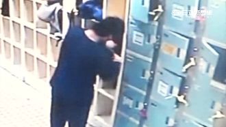 小偷佯裝泳客　偷走高中生1600元