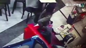 熟客變竊賊　「反手接力」秒偷2萬元