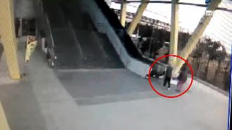 老夫婦辦年貨提太重　失足滾摔電扶梯