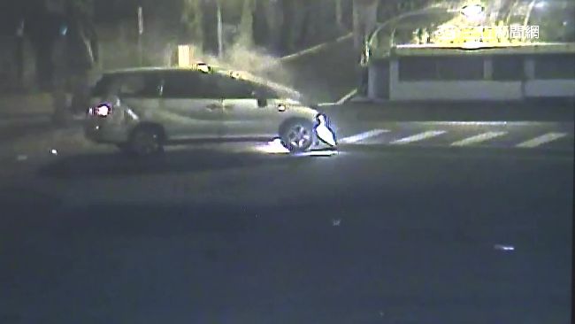 酒駕自撞側翻火燒車　滿身酒氣還嗆警