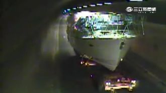 遊艇也開上隧道？霸占車道交通大打結