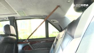 驚！1米鐵條突飛落　直接插穿轎車頂