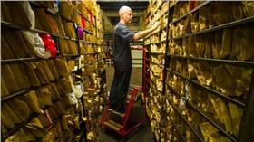 倫敦地鐵失物管理處
翻攝自鏡報
http://www.mirror.co.uk/news/weird-news/false-legs-judges-wig-just-7284024