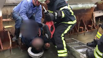 工人失足墜樓　手臂、肋骨遭鋼筋貫穿