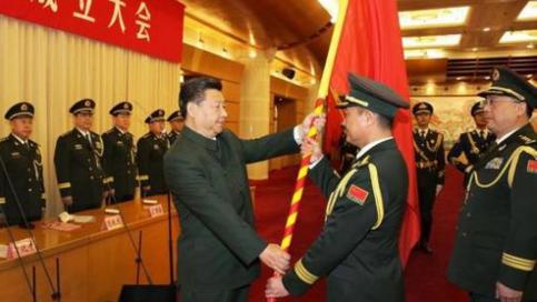 中國五大戰區成立！習近平親自授軍旗