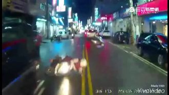 婦騎車倒地險遭輾　駕駛驚喊阿彌陀佛