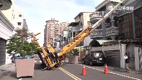 吊車砸民宅1800