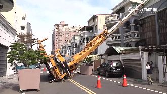 吊車少放支撐腳　重心不穩砸毀民宅