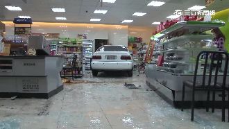 油門當煞車踩　轎車「暴衝」撞進超商