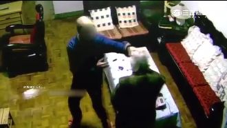 逆子要不到錢買菸　抓9旬老母親撞床