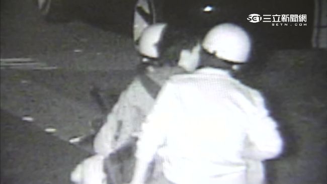 四貼騎小綿羊太擠　醉漢偷模型車代步