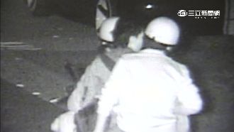 四貼騎小綿羊太擠　醉漢偷模型車代步