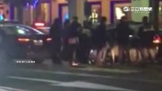 酒客爛醉　以為朋友接應自己坐上警車