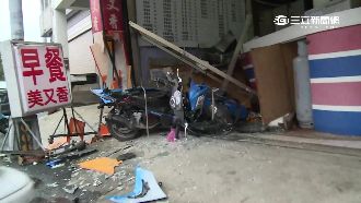 8旬老翁閃避不及　駕車撞爛早餐店門