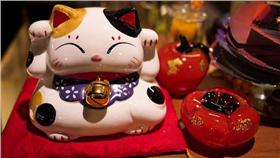 招財貓/flickr-chia ying Yang
(https://www.flickr.com/photos/enixii/4696373959/in/photolist-bfEJge-bfPnFp-bfoe8z-bfEJ4Z-bfNA7z-bfEHT6-89oRfB-bgiBvF-7ixsJe-5QWedZ-4p5Rgr-9Bz4bt-bA4ist-2VHg7b-8bBqbu-5WHQsL-eQWeun-8a19mP-4SjkZ-4SjkY-3mgtiz-5aX34a-frbubT-6i9eyT-nDS1wu-6egN4E-87zdA5-9VEYZr-bFNaZP-5R27Zh-5QWR82-9BSvDv-7g4LDe-9ChQ57-9BVsQC-7g8BHG-99AkDm-9ChP1A-9ChNpW-9Ci3Rj-9ByZHP-9Bz2pK-6Uone9-9BVsuq-9BSvmn-pqALYP-7g4E8c-5SxXuM-f7hiG9-4iUhJE)