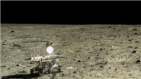 中國國家航天局公布嫦娥3號與玉兔號拍攝的月球
翻攝自每日郵報
http://www.dailymail.co.uk/sciencetech/article-3426677/Explore-moon-s-rocky-terrain-stunning-Chinese-space-agency-lifts-veil-secrecy-make-lunar-lander-images-available-public-time.html#comments