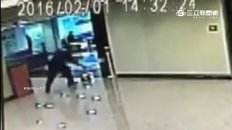 送貨員找不到收件人　竟失控爆摔包裹