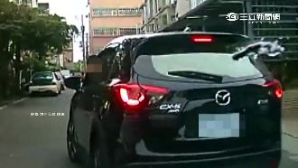 巷弄內擋人去路　不爽被叭搖窗嗆聲