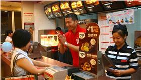 Dcard,麥當勞,搭訕,店員,餐點,Line,新年,雞塊,曖昧（百度圖片http://image.baidu.com/search/detail?ct=503316480&z=0&ipn=d&word=%E9%BA%A5%E7%95%B6%E5%8B%9E&step_word=&pn=382&spn=0&di=11979489060&pi=&rn=1&tn=baiduimagedetail&is=&istype=0&ie=utf-8&oe=utf-8&in=&cl=2&lm=-1&st=undefined&cs=2627804637%2C4007977735&os=3129274268%2C2896567664&simid=3481989722%2C531835491&adpicid=0&ln=1925&fr=&fmq=1454468738308_R&ic=undefined&s=undefined&se=&sme=&tab=0&width=&height=&face=undefined&ist=&jit=&cg=&bdtype=0&objurl=http%3A%2F%2Fbig5.lls.zhuzhou.hunancom.gov.cn%2FUpload%2Fdoc%2FEditorPic%2F200985113832302.jpg&fromurl=ippr_z2C%24qAzdH3FAzdH3Fkt2c_z%26e3Bssf_z%26e3Bzi7zi57_z%26e3Bi7gwgv54_z%26e3B25e_z%26e3BvgAzdH3FP7kAzdH3FC5445gAzdH3FPw2jAzdH3FP6tgp_z%26e3Bwfrx%3Fv5sI1%3D8cdc%2615vI1%3D8acbmm&gsm=14a）