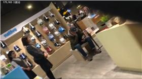 專櫃,雨鞋,罰站,服務人員,奧客,警察,影片,臉書,道歉(臉書 https://www.facebook.com/kuan0703/videos/vb.100000040895524/1177091728968846/?type=2&theater)