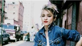 九零年代時尚
瑪丹娜（圖／翻攝自girlspotblog）
http://girlspotblog.com/wp-content/uploads/2015/04/80MAD.jpg




