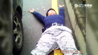 違規迴轉遭警攔　男子躺地耍賴大吼