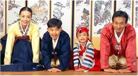 韓國,哇潮,過年
圖／翻攝自百度百科
http://image.baidu.com/search/detail?ct=503316480&z=0&ipn=d&word=%E9%9F%93%E5%9C%8B%E6%8B%9C%E5%B9%B4&step_word=&pn=4&spn=0&di=123794544610&pi=&rn=1&tn=baiduimagedetail&is=&istype=2&ie=utf-8&oe=utf-8&in=&cl=2&lm=-1&st=-1&cs=3563814770%2C3782080302&os=2788773800%2C3690420903&simid=3440931298%2C309820574&adpicid=0&ln=1970&fr=&fmq=1454429242130_R&ic=0&s=undefined&se=&sme=&tab=0&width=&height=&face=undefined&ist=&jit=&cg=&bdtype=0&objurl=http%3A%2F%2F1801.img.pp.sohu.com.cn%2Fimages%2Fblog%2F2011%2F1%2F17%2F19%2F6%2Fu71253533_12e4b4a82c2g215.jpg&fromurl=ippr_z2C%24qAzdH3FAzdH3Fx7jrtg2cdaxr_z%26e3Bks52_z%26e3Bf5i7_z%26e3Bv54AzdH3F8mm88bd8n_z%26e3Bip4s&gsm=0