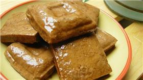 豆干,食藥署,食安
圖／翻攝自百度百科
http://image.baidu.com/search/detail?ct=503316480&z=0&ipn=d&word=%E8%B1%86%E4%B9%BE&step_word=&pn=42&spn=0&di=70523373580&pi=&rn=1&tn=baiduimagedetail&is=&istype=2&ie=utf-8&oe=utf-8&in=&cl=2&lm=-1&st=-1&cs=897356475%2C429409839&os=1855436238%2C357034052&simid=4183739852%2C659066074&adpicid=0&ln=1000&fr=&fmq=1454553102101_R&ic=0&s=undefined&se=&sme=&tab=0&width=&height=&face=undefined&ist=&jit=&cg=&bdtype=0&objurl=http%3A%2F%2Fiphoto.ipeen.com.tw%2Fphoto%2Fauction%2F550x550%2Fexchange2011032314091381e4e677d9a7f94413d974f84b813df8951.jpg&fromurl=ippr_z2C%24qAzdH3FAzdH3Fooo_z%26e3Btrjjg_z%26e3Bv54_z%26e3BpoAzdH3F6jr7pwpt5gAzdH3Fjxviwg2j_ptvhjp_z%26e3Brir%3Ft1%3D8n9c&gsm=0