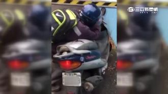 省30塊　騎士下腰硬鑽停車場柵欄