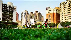 台中草悟道,勤美誠品綠園道（圖／攝影者綾小路 葵, flickr CC License ）https://www.flickr.com/photos/76764556@N07/15222617277/