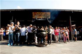 行天宮,拜拜（https://www.flickr.com/photos/superlai/14840423938/）