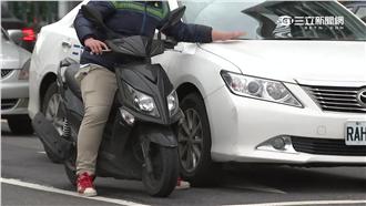 假車禍新招！騎士「貼身」誆車輪輾腳