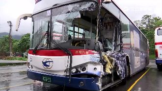 越開越偏變逆向　貨車撞公車害4傷