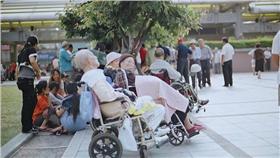 老人,flickr,https://www.flickr.com/photos/wasimark/611085869/in/photolist-VZYxg-gGFQeT-dHM2E8-6mNhVR-4Ximov-uYympZ-uWeNBQ-uYPNUD-W3QJd-VZYzF-W3di3-W2MCC-5YFk5E-yVpRLV-wftBEY-M1FXx-M1FXt-ipgAB-gGFu5K-rWXVyp-b46tqa-dGoRMm-rWTsQP-4MFHgH-6UEvUa-5YB6nD-VZYCK-5LboS9-dHStjw-M1eMj-7W6822-7W9ohU-7W676n-7W66va-7W65Yg-7W65CM-7W9kYE-7W9kyW-7W64sP-7W646p-7W63wi-7W9iE3-7W62ne-7W9hES-7W9h8G-7W9gCo-7W9g8Y-7W9fCf-7W5YvM-7W9eNQ