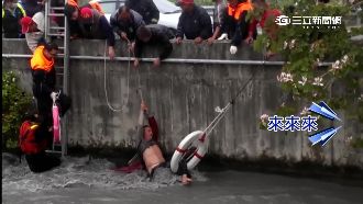為了閃車掉進大水溝　男子險被沖走